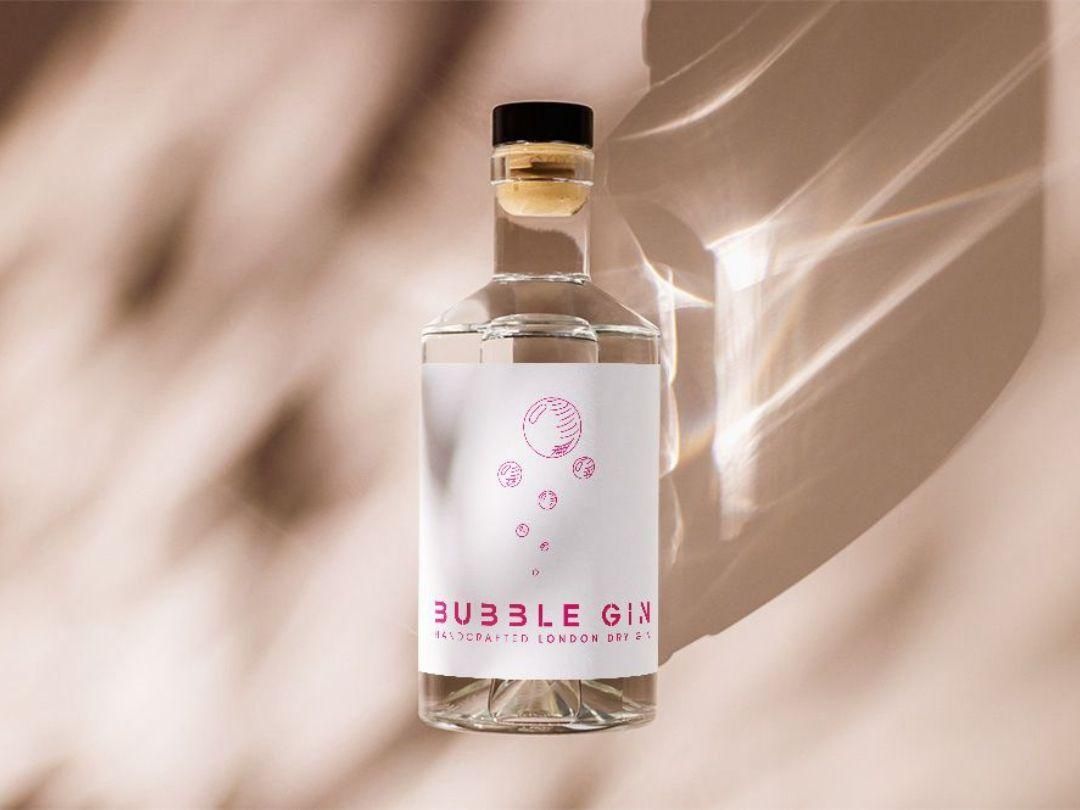 una bottiglia di bubble gin