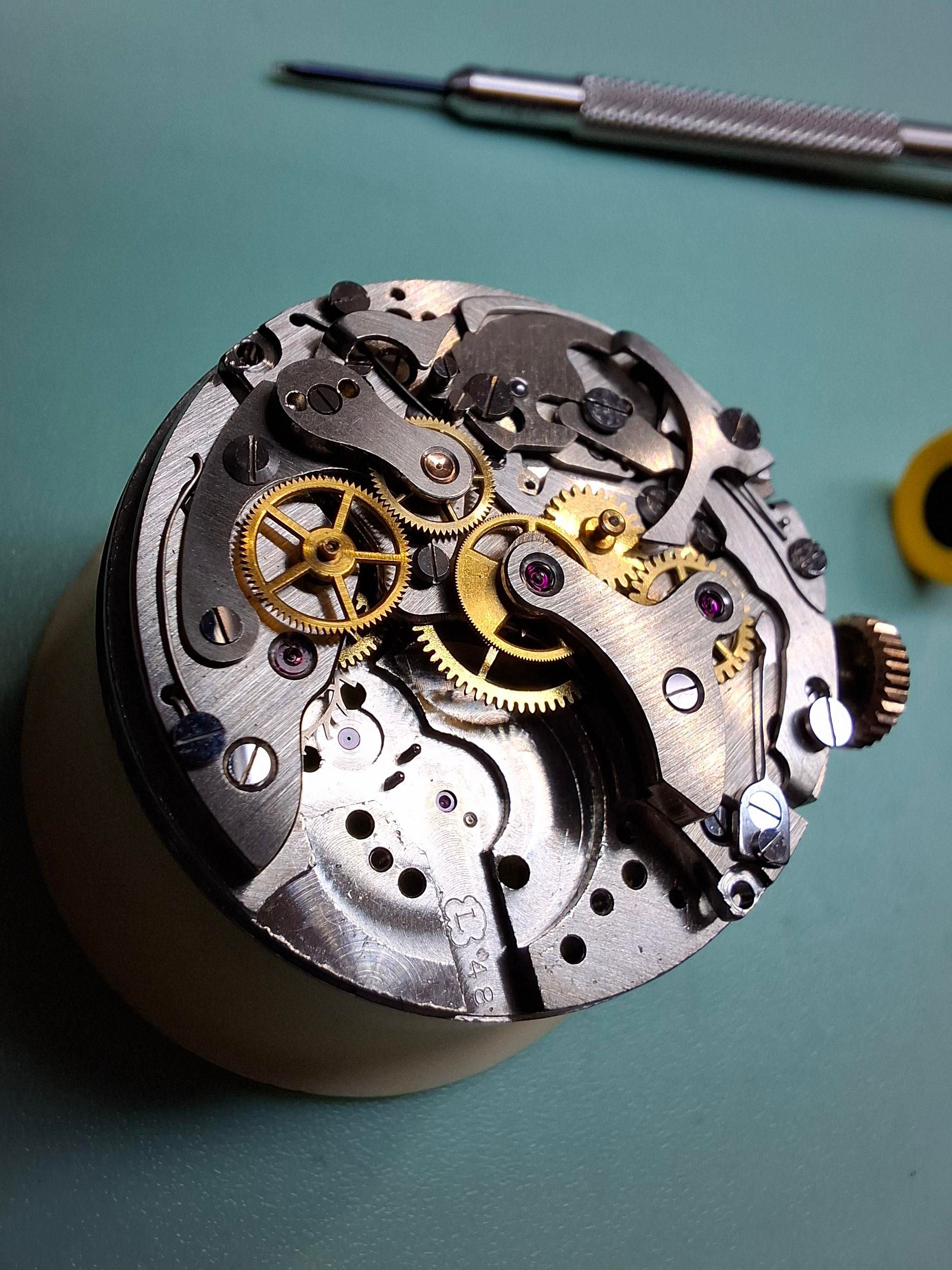 Y'a plus qu'à démonter le reste du chronographe pour un bon nettoyage 