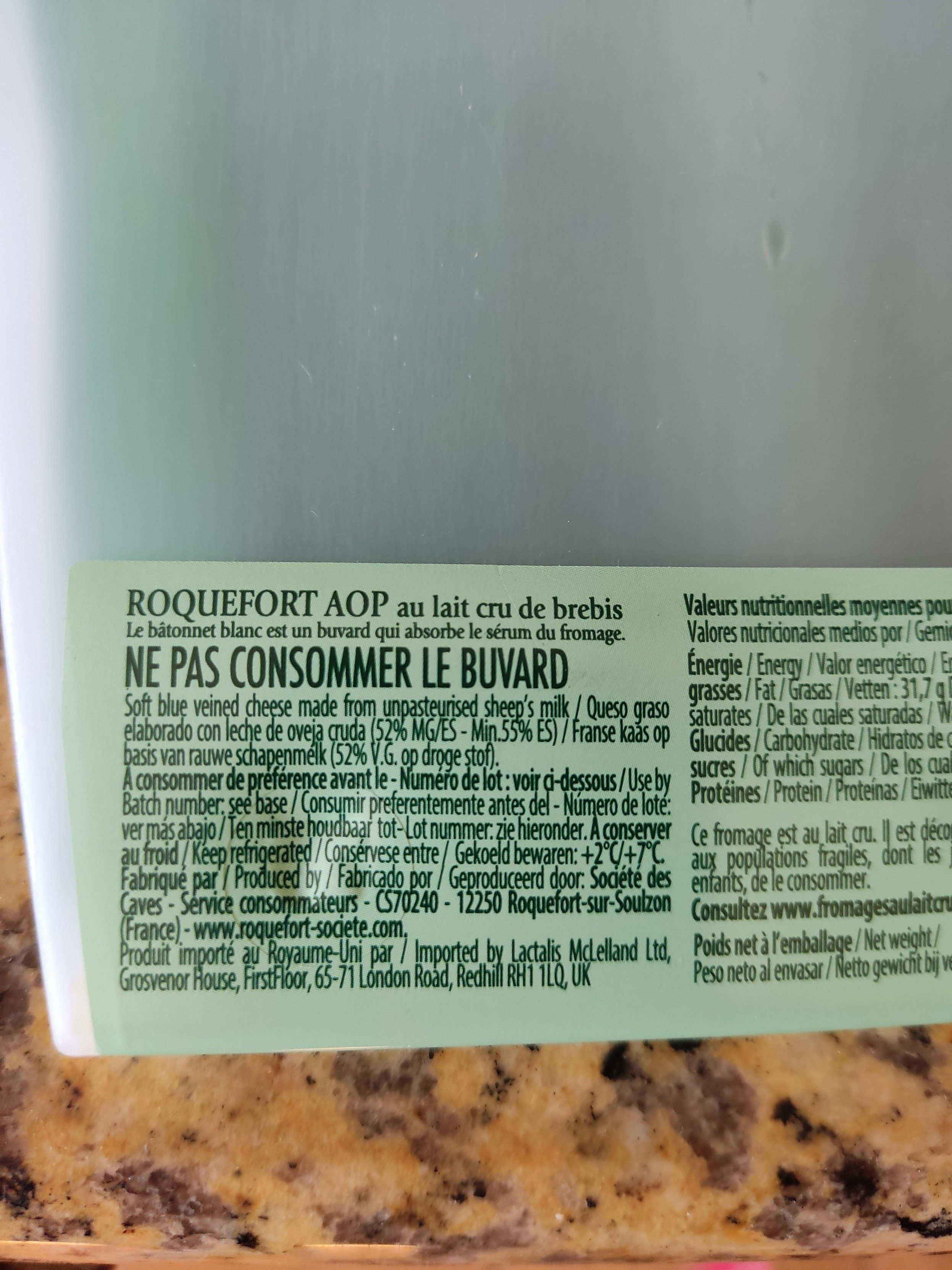 Etichetta di roquefort con scritto non mangiate la carta assorbente 