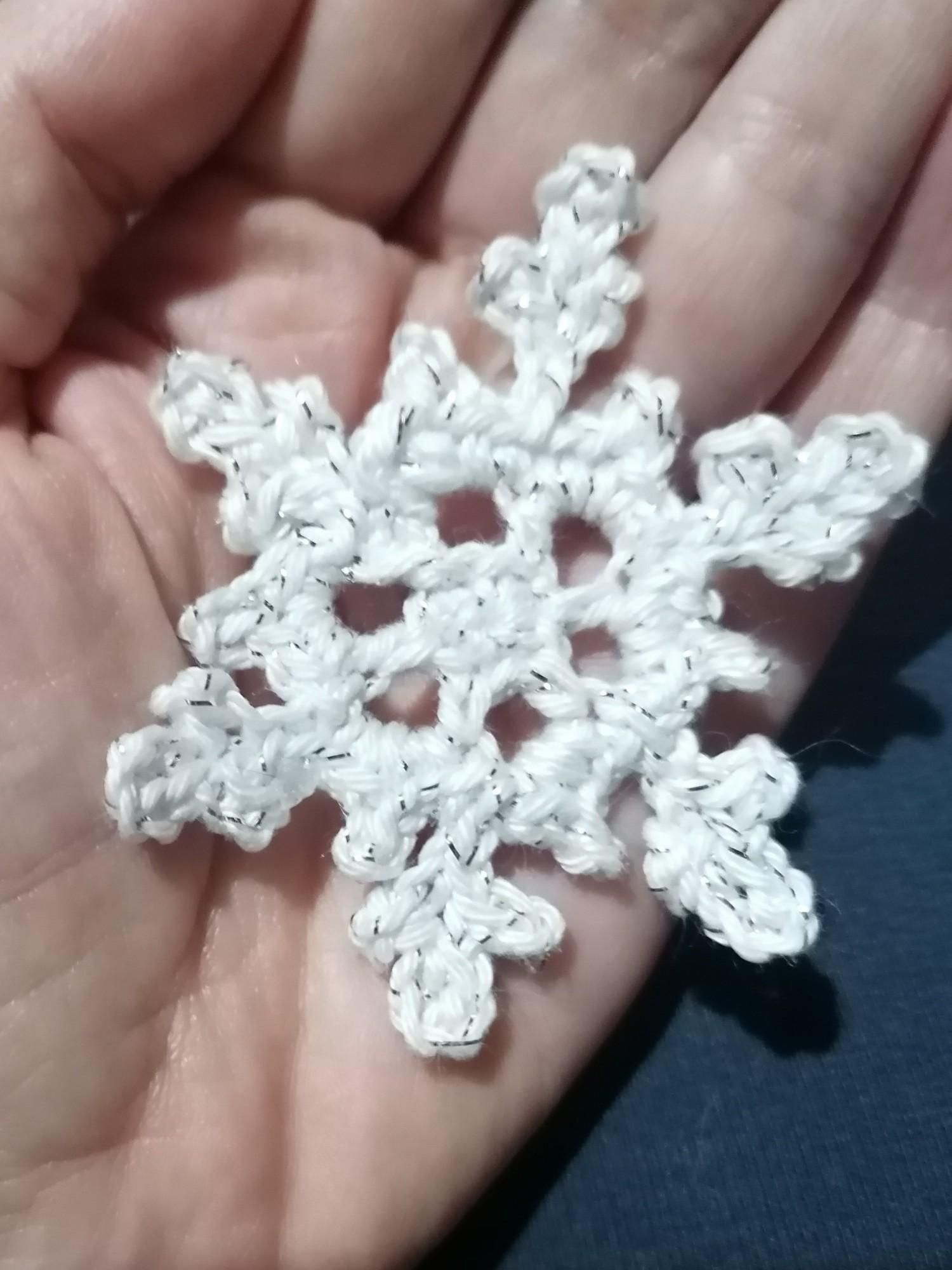 Fiocco di neve in cotone bianco e lurex.