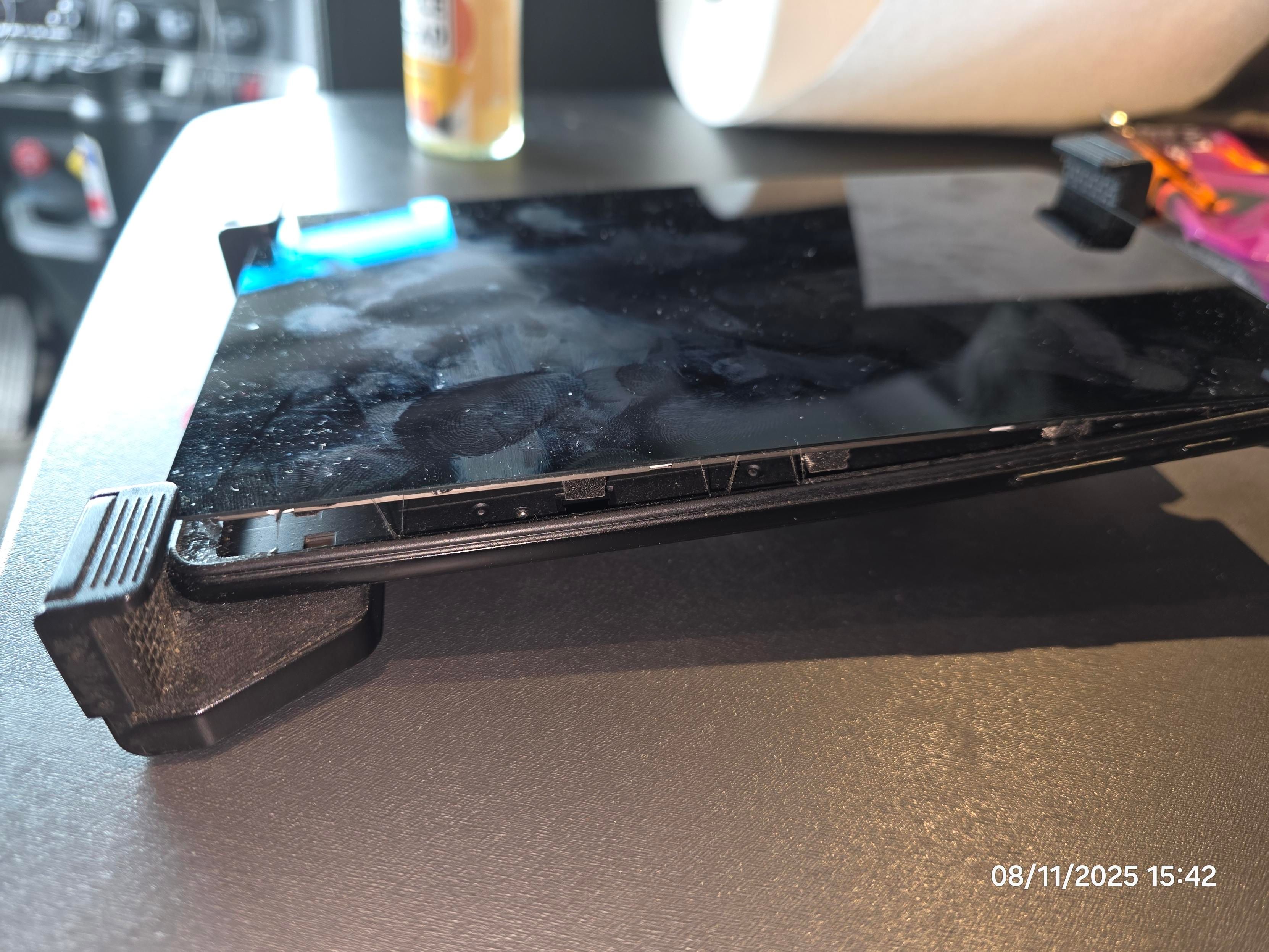 Picture of an Android tablet that shows clear separation between the screen and the body.