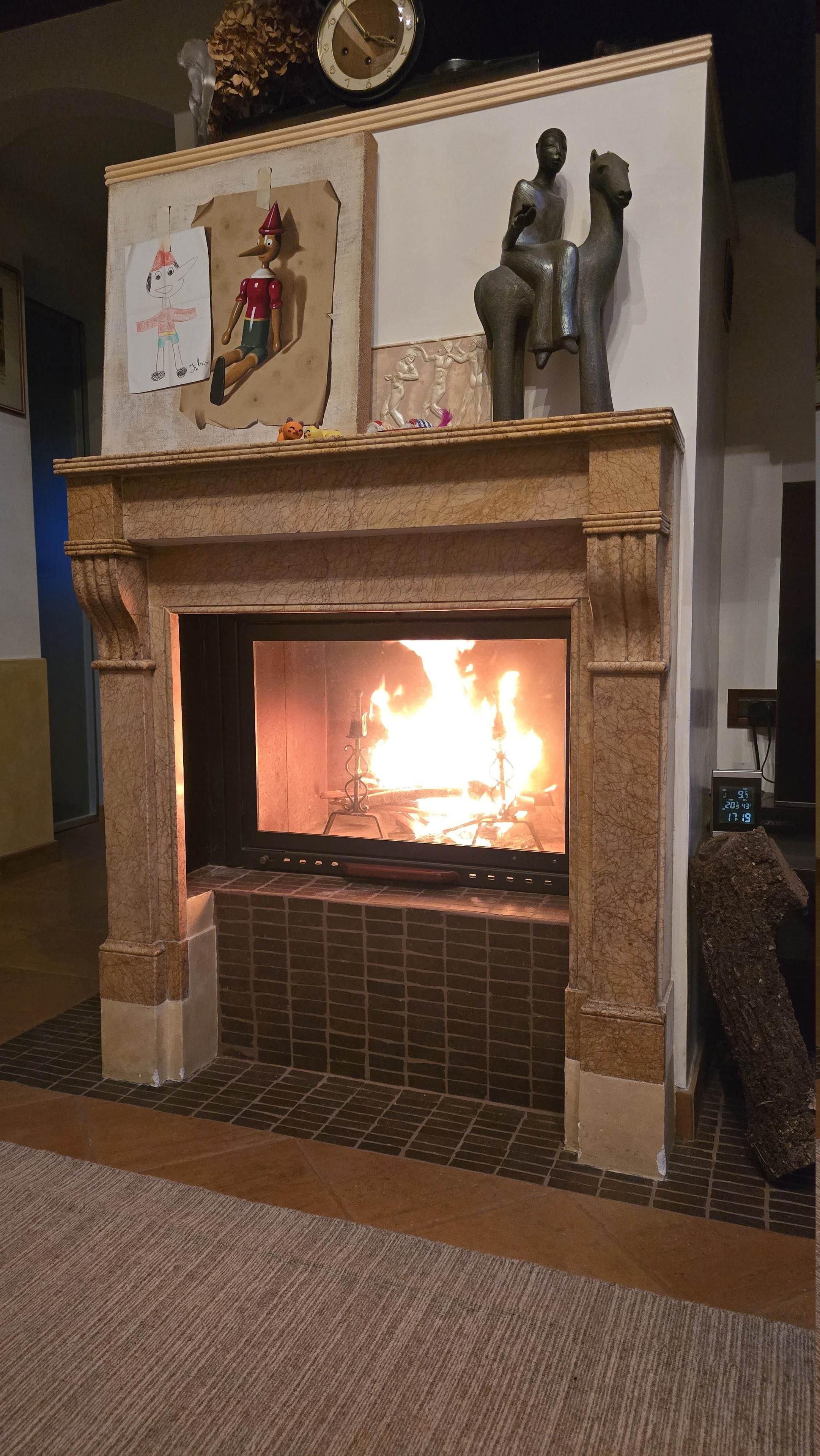 Foto di camino ventilato in un soggiorno, appena acceso.

Una foto pubblicata utilizzando Fediphoto-Lineage