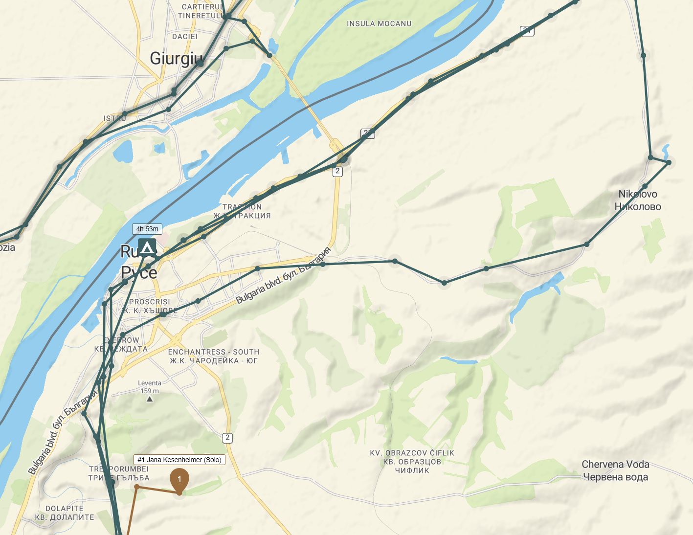 Screenshot der Karte des Rennens. Die bisherigen Streckenverläufe durch Ruse und Giurgiu beiderseits der Donau sind sichtbar. Der Dot von #1 ist soeben südlich davon noch vor Ruse abgebogen Richtugn Osten.