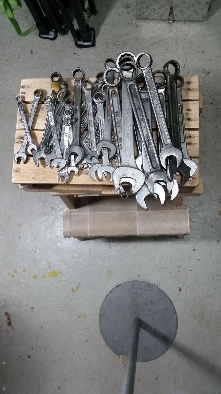 Uno sgabello carico di chiavi combinate di dimensioni molto assortite.