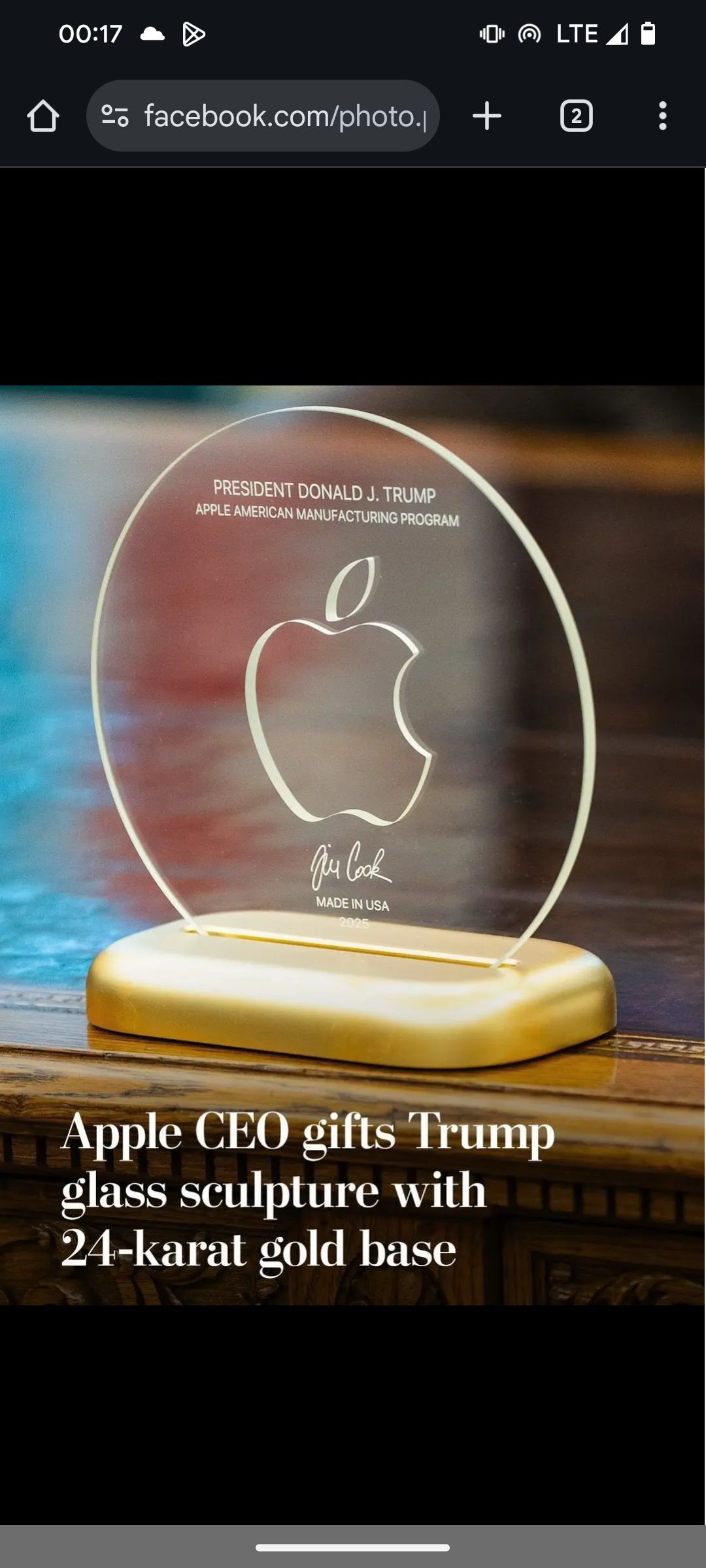 Scultura con base in oro massiccio regalata da Apple a Trump