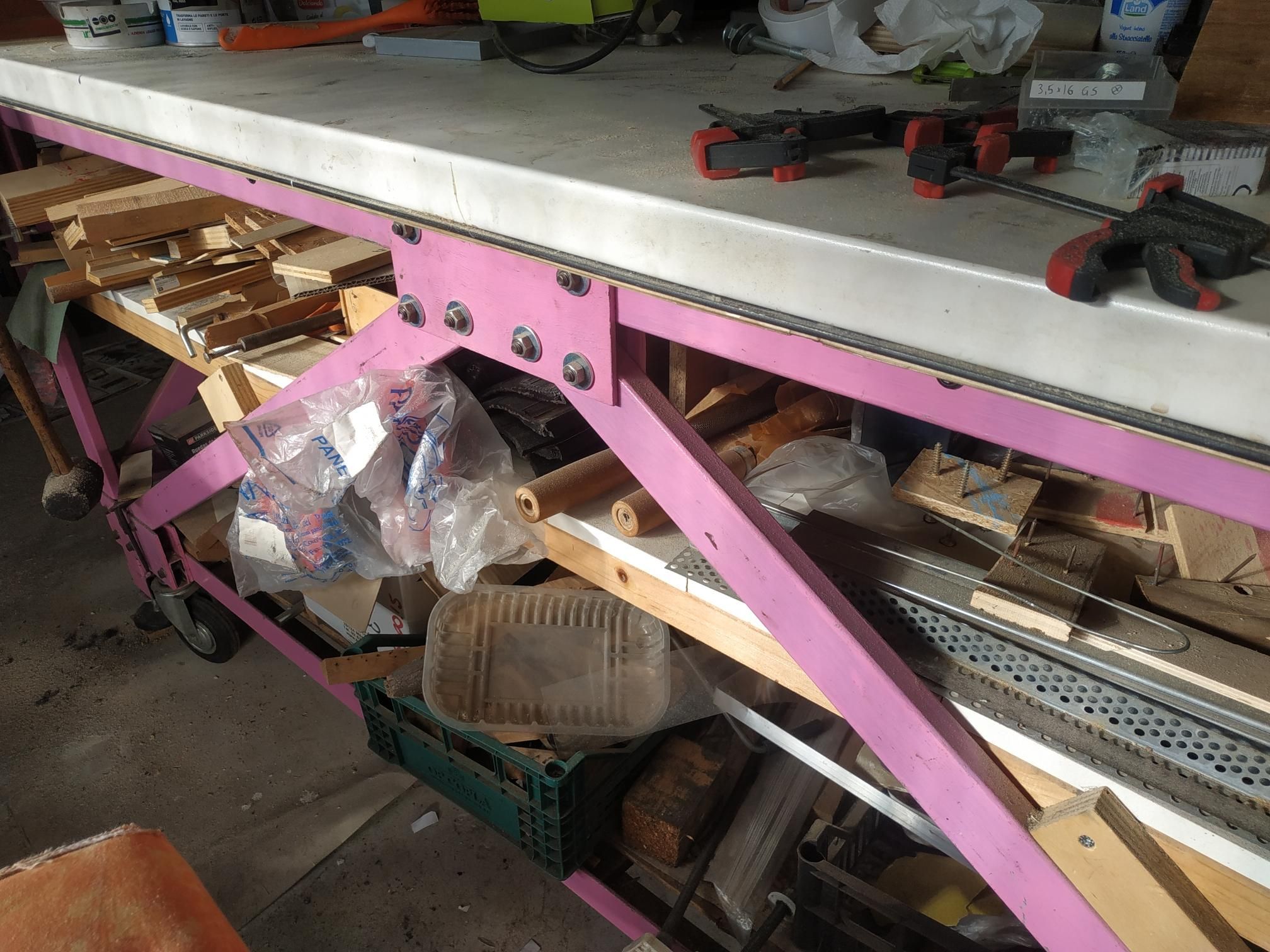 un dettaglio di un tavolo da lavoro abbastanza incasinato.