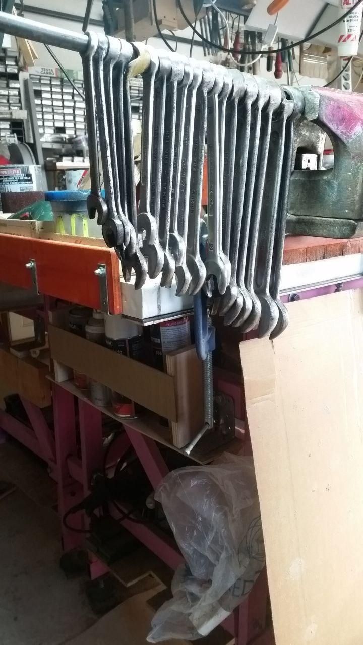 Chiavi combinate dalla 14 alla 28 mm infilate in un tondino stretto nella morsa.