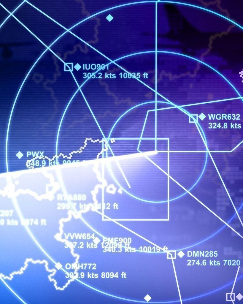 L'immagine radar su un monitor è fatta da cerchi concentrici luminosi su fondo scuro. Su di esso sono segnati anche gli oggetti che volano (aerei) o  navigano (imbarcazioni)