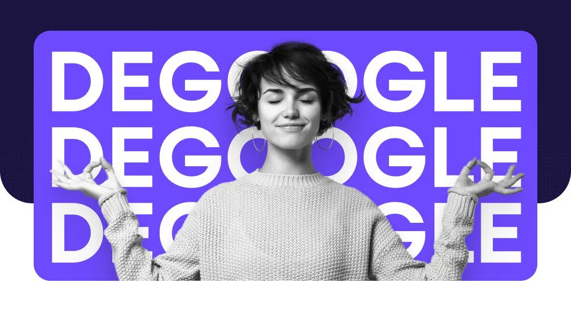 Un ritratto in primo piano di una persona, inquadrato all'interno di un design grafico con testo ripetuto. La persona ha i capelli corti e scuri e indossa un maglione chiaro. Il testo "DEGOOGLE" si ripete in grande, in bianco, su uno sfondo blu, in modo da riempire l'immagine. La persona è al centro, con il testo sovrapposto al corpo e al viso. Il testo è disposto in verticale e orizzontale, creando un effetto di ripetizione e un'atmosfera grafica.