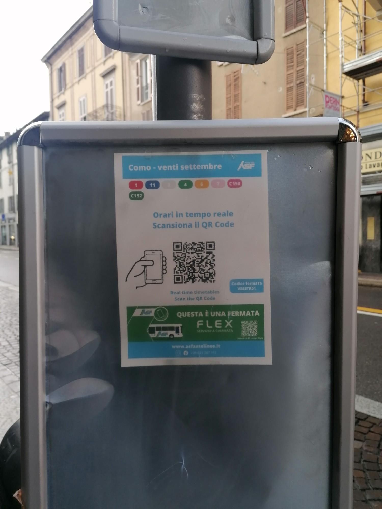 Pensilina d'autobus in cui è stato messo, al posto degli orari, un foglietto con qrcode