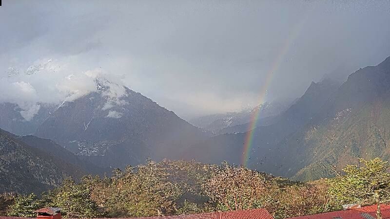 A wide view of several mountains, from left:

- Taboche (6,500 meters/21,325 feet)
- Mount Everest (8,848 meters/29,032 feet)
- Lhotse (8,516 meters/27,939 feet)
- Ama Dablam (6,814 meters/22,355 feet)