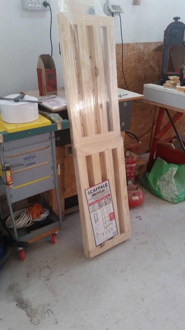 Scaffale in legno impacchettato, dimensioni 170×75×40 montato.