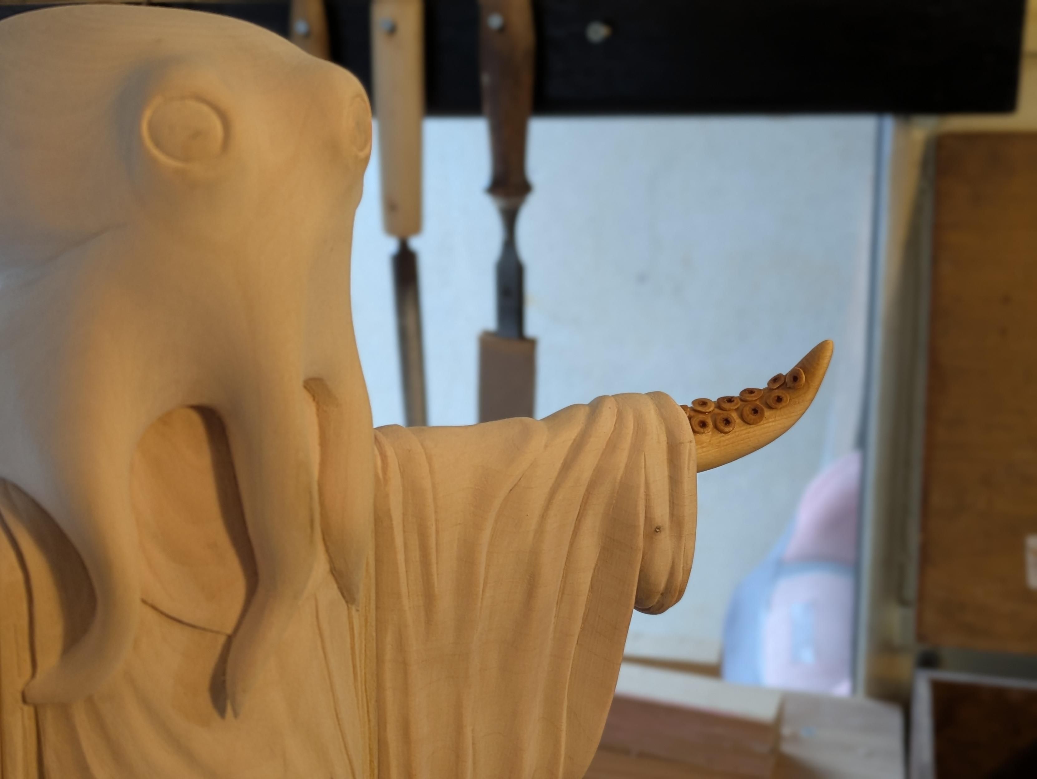 One of its arm is now detailed with succion cups