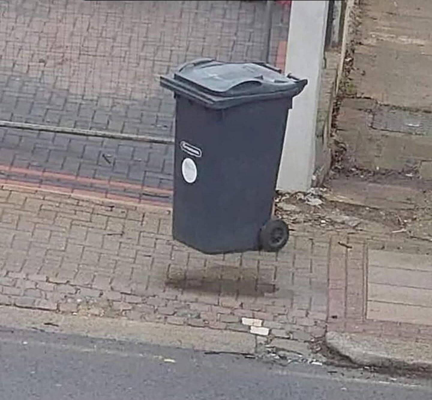 Bidone sospeso dal suolo e che sembra volare. Un bidrone.