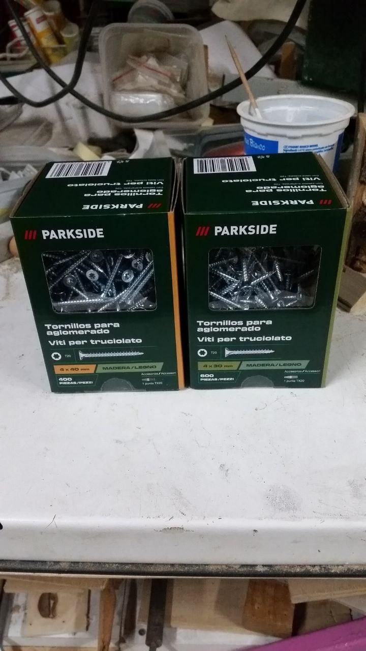 Due scatole di viti Parkside, 400 pezzi da 4×40 e 600 pezzi da 4×30. entrambi con impronta Torx T20 (così le persone sprovvedute non fanno confusione tra cacciaviti Pozi e Phillips e rovinano le viti).
