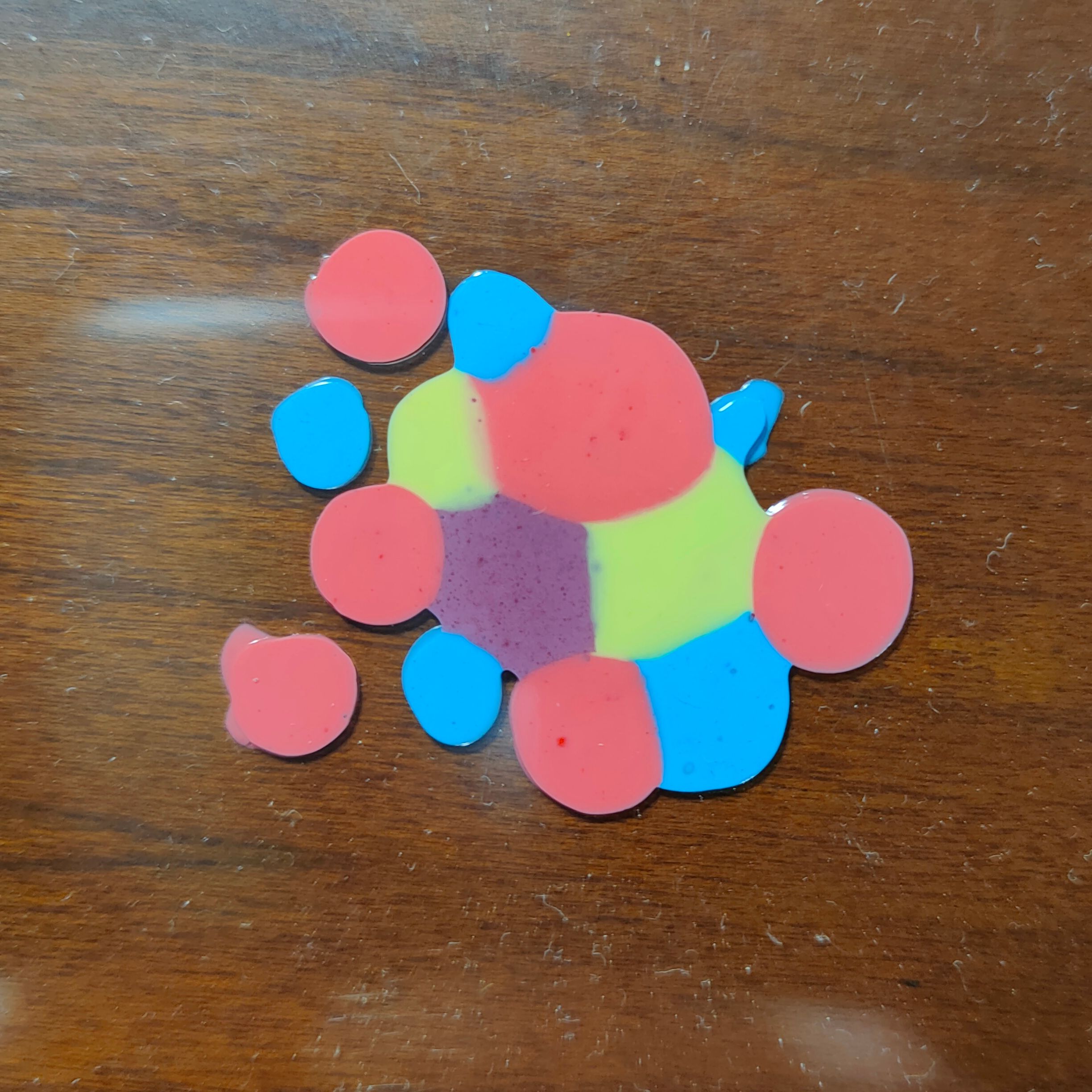 A second sheet of plastic over the drops, pressing them slightly so they expand, colliding between themselves and creating some straight and curved lines.