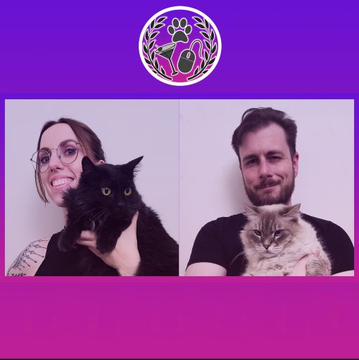 Il crest di K&S con sotto K e S che reggono in mano Luna e Sirio, la gattina nera e il gatto bianco