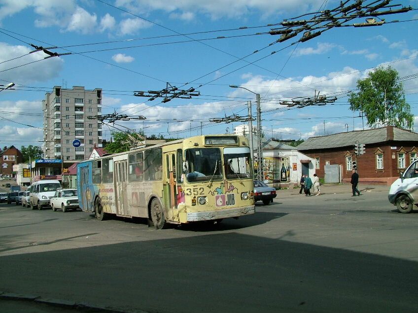 Trolleybus #352 in Ivanovo, Russia at the intersection of Lezhnevskaya Street / Smirnova Street. Source: http://ymtram.mashke.org/russia/ivanovo/ivanovo_3_en.html