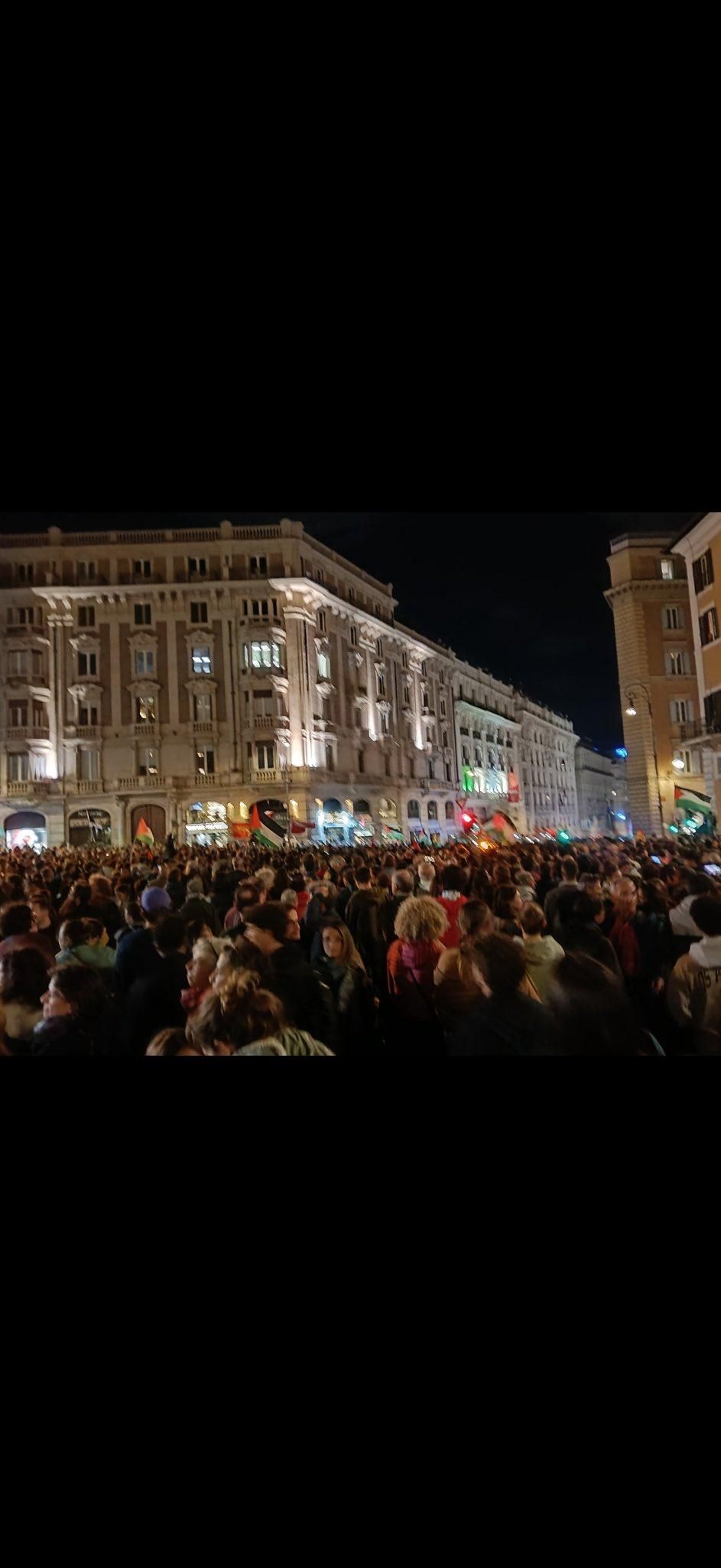 Una folla incredibile a piazza Barberini