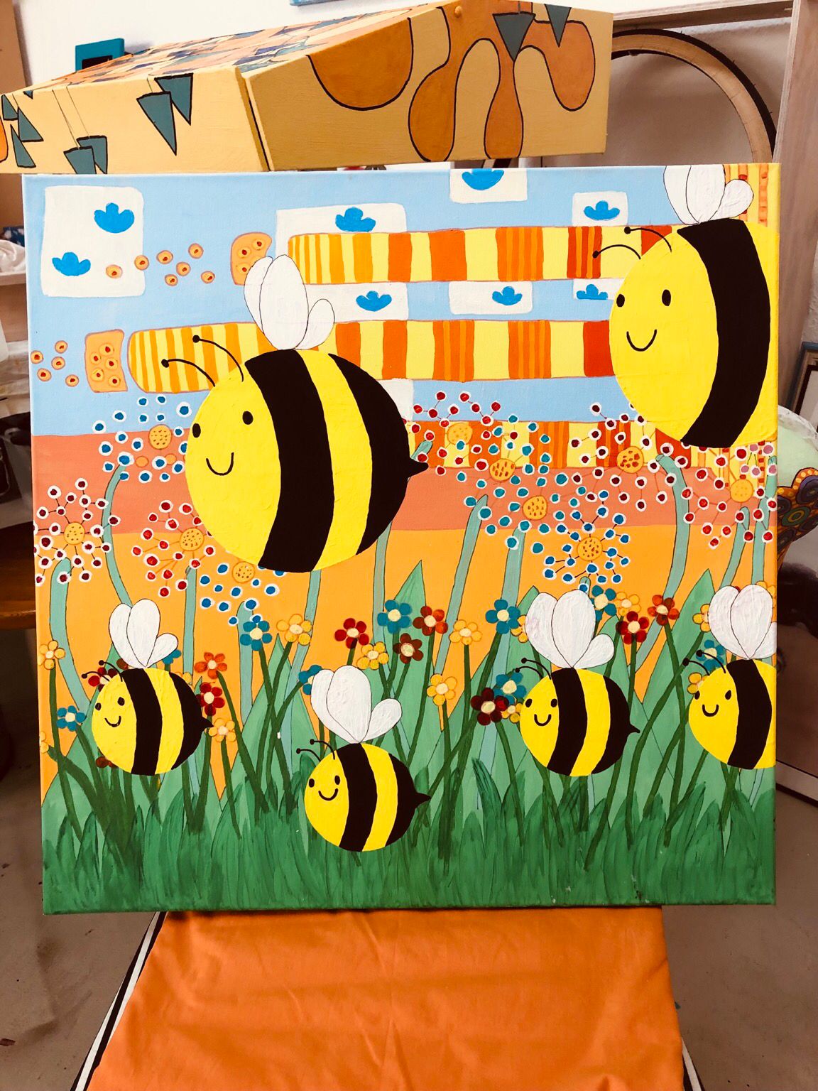 Kindlich gemaltes Bild mit Brille Blumen viereckigen Wolken und mehreren kugelrunden Bienen, die lächeln. ￼