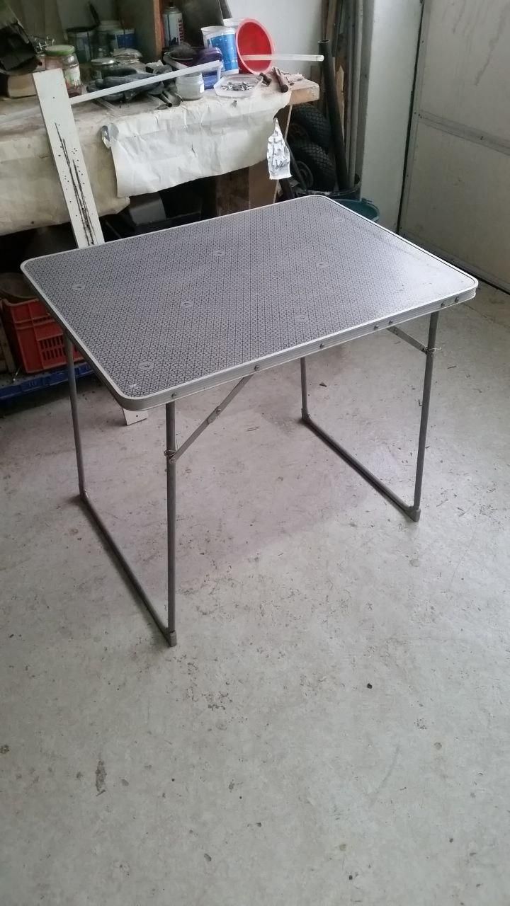 Tavolino pieghevole Decathlon da 60×80 cm.