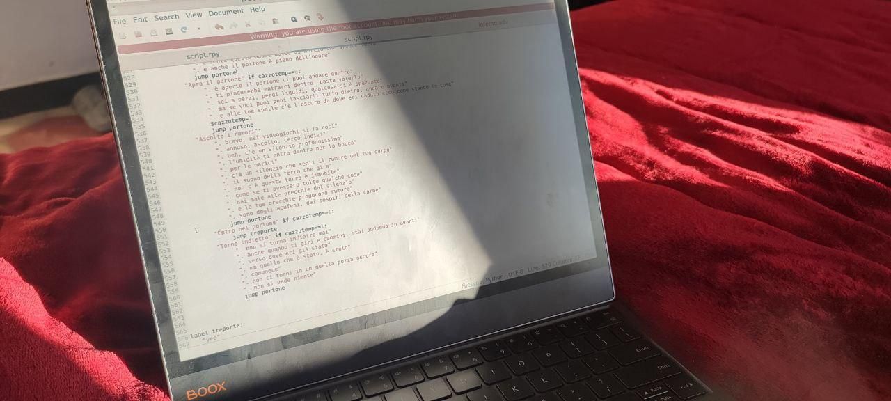 un tablet e-ink con tastiera che mostra codice renpy