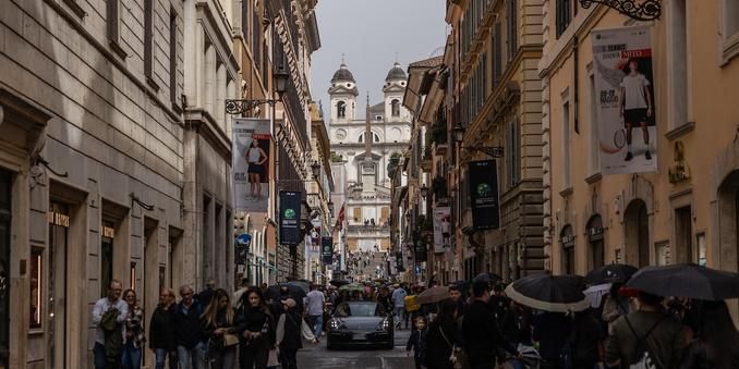 Un'auto in mezzo alle persone che passeggiano in via dei Condotti, in centro a Roma, primo aprile 2024 (Emanuele Cremaschi/Getty Images)

Immagin tratta dall'articolo del Post: https://www.ilpost.it/2026/01/14/roma-zona-30-giovedi-15-gennaio/