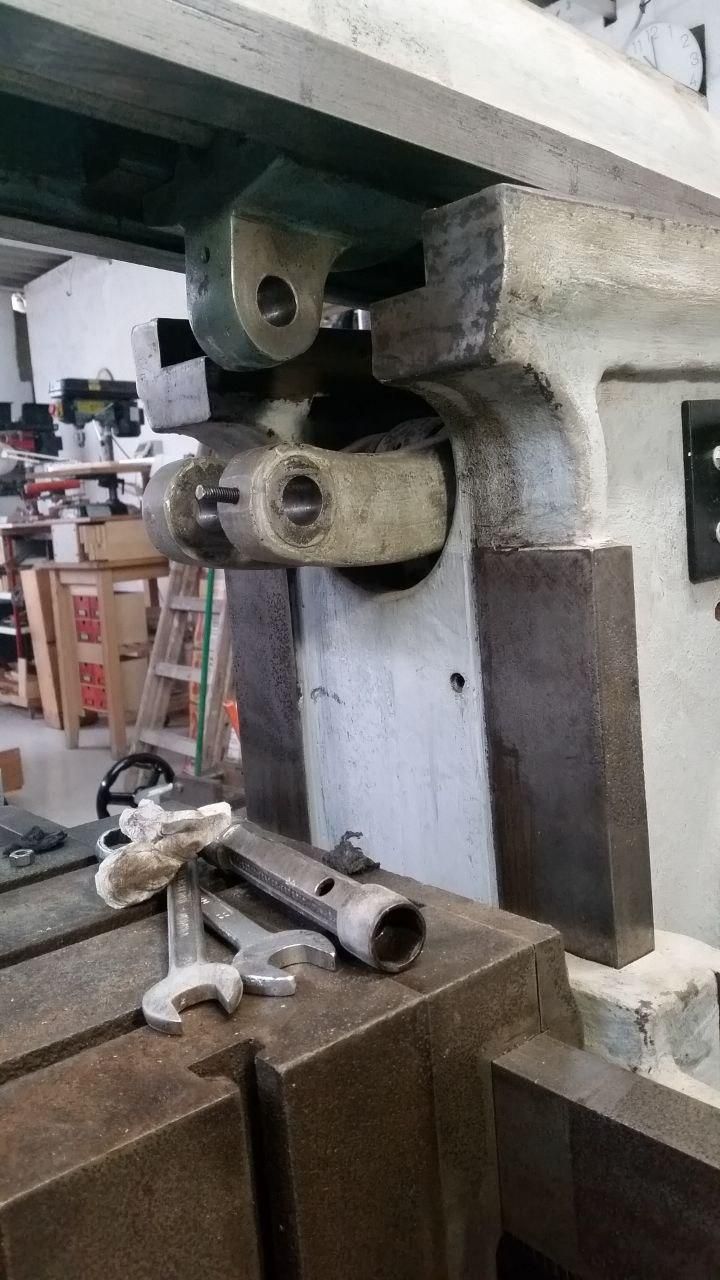 Testa della limatrice vista da sotto.
Lo snodo che esce dal foro è collegato al braccio motore.