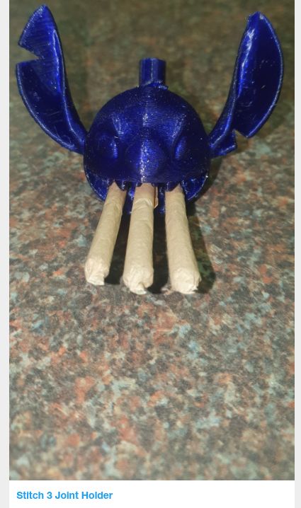 Una stampa in 3d di colore blu scuro che rappresenta la testa di Stitch.
In bocca gli hanno messo tre cannoni (no, non quelli che sparano).
Descrizione.
Stitch 3 joint holder