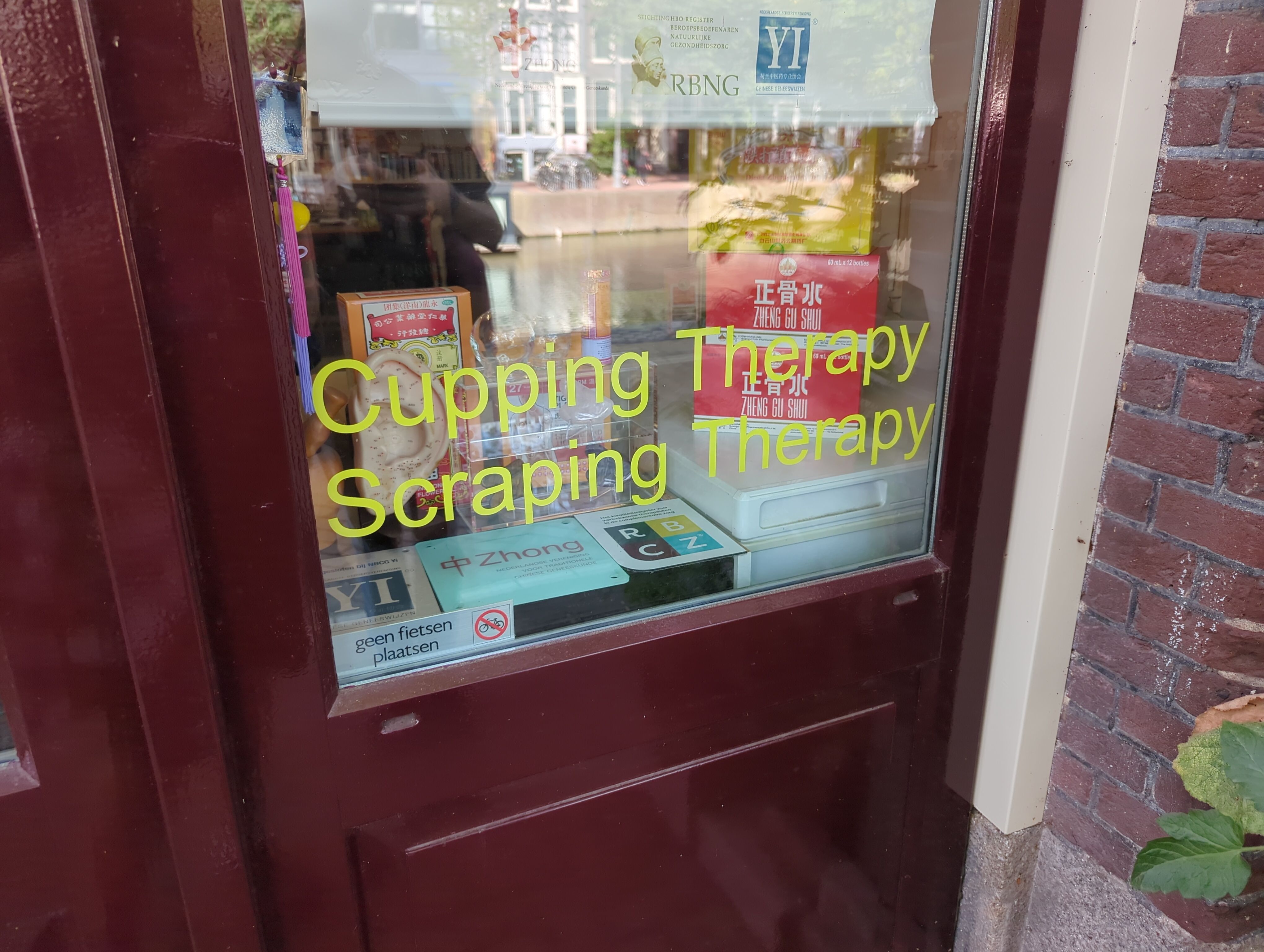 window of a shop. it says "cupping therapy scraping therapy"